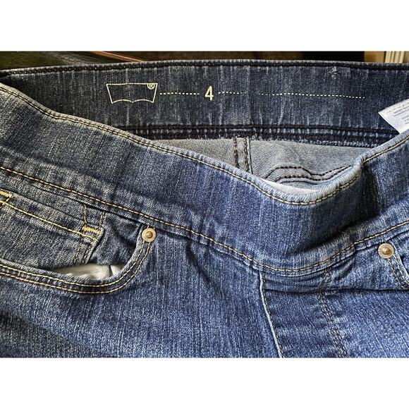 Pull On Levi’s Sz 4 Cotton Spandex 5 Pocket Skinny 5” Leg Bottom Jeans - Picture 4 of 11